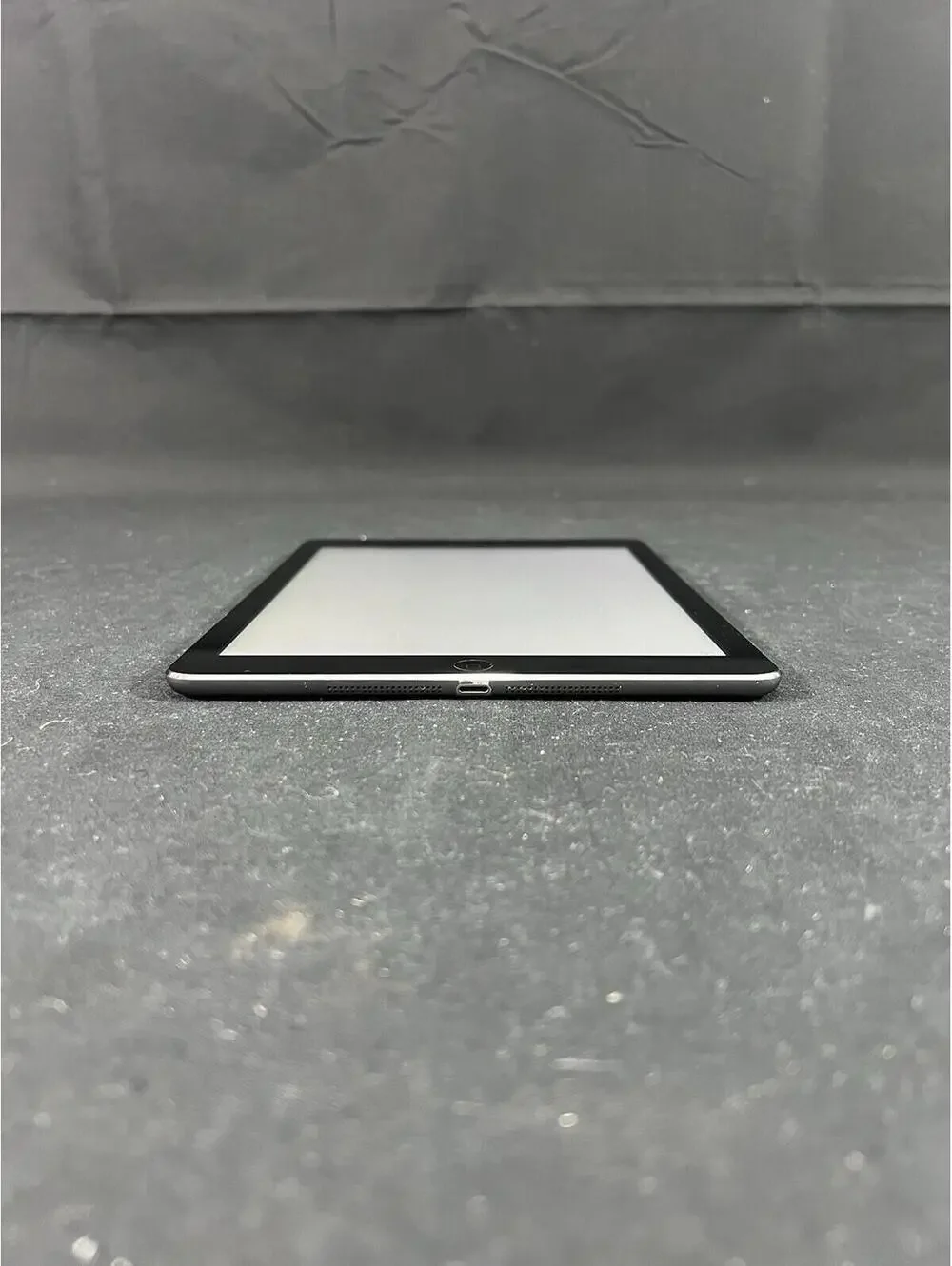 Apple iPad Air 1st Gen A1475 ME993LL/B 16GB Wi-Fi 9.7in - Gray